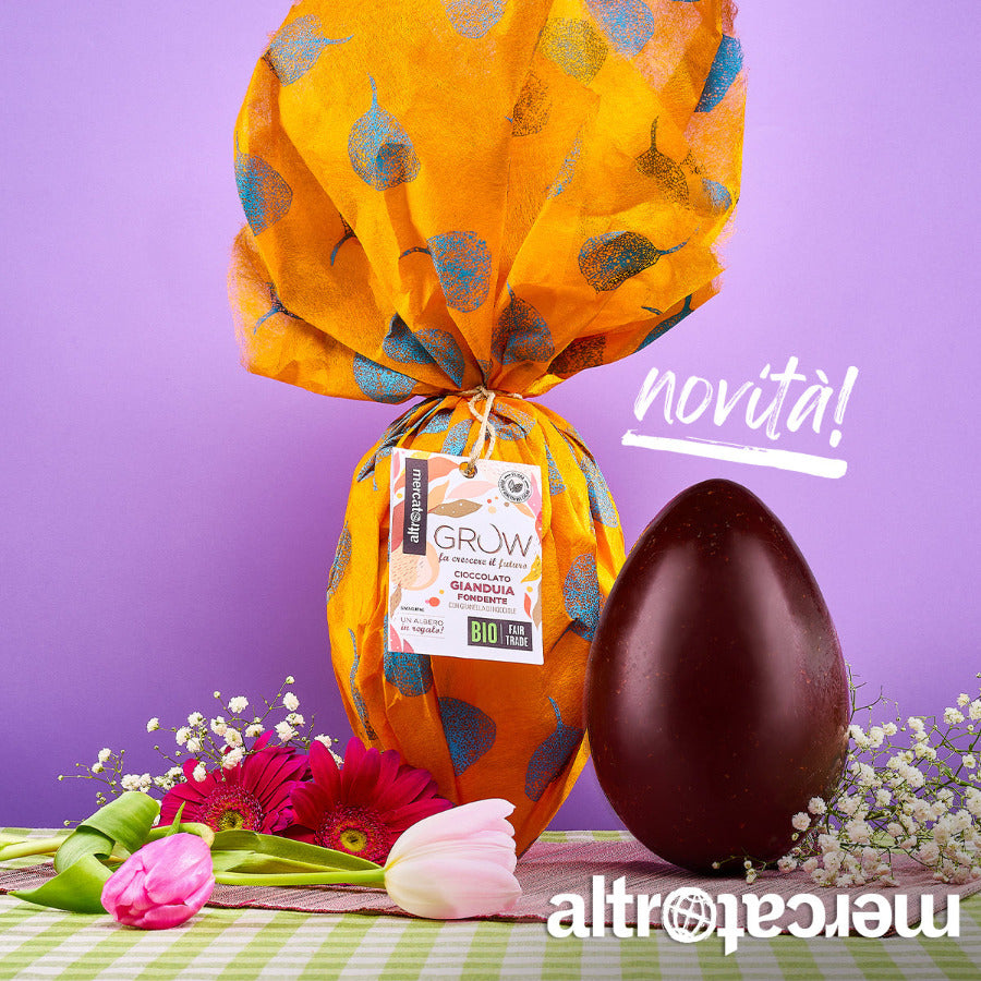 uovo grow confezionato con carta artigianale arancione , fondente gianduia con granella di nocciole bio