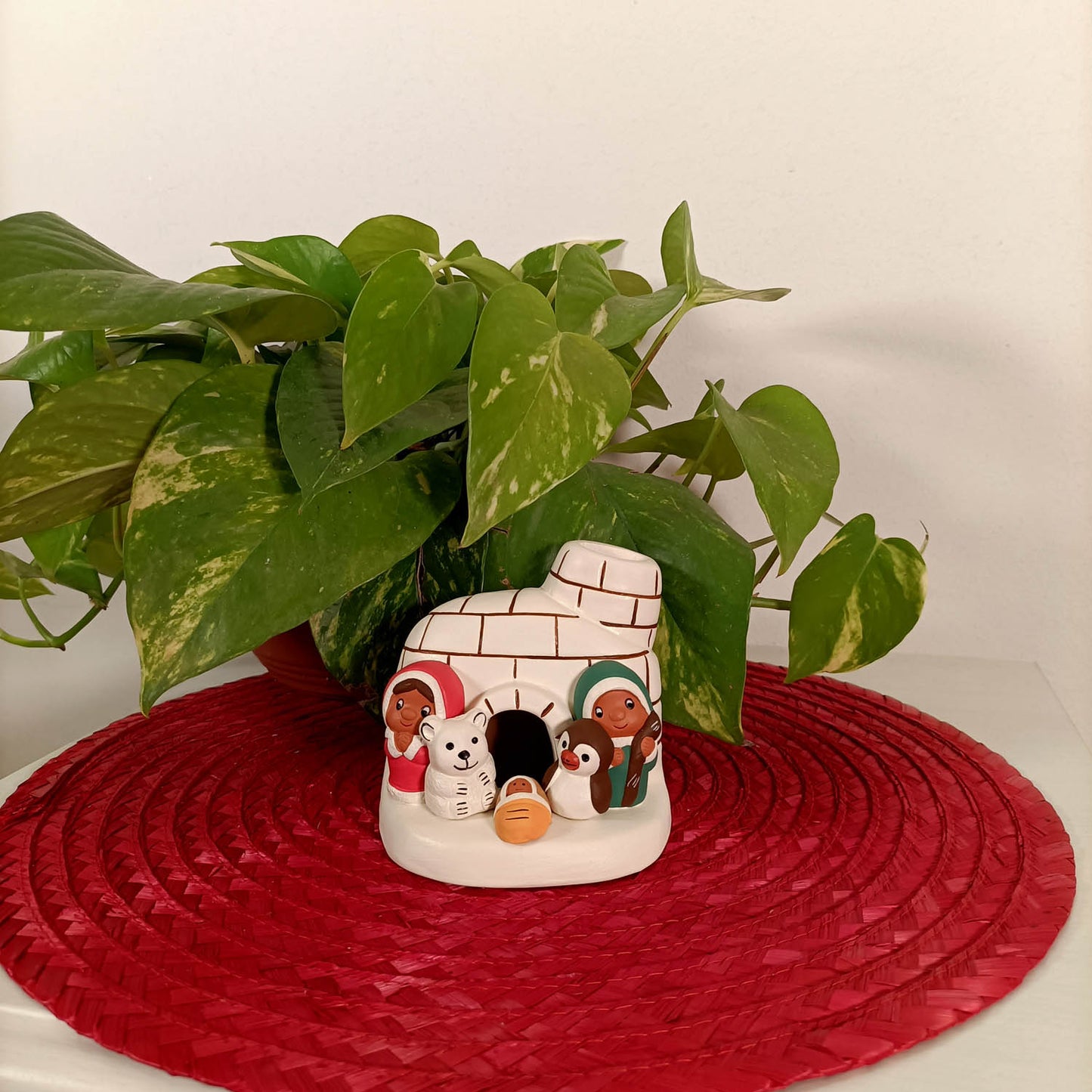 presepe compatto in terracotta con igloo pinguino e orsetto