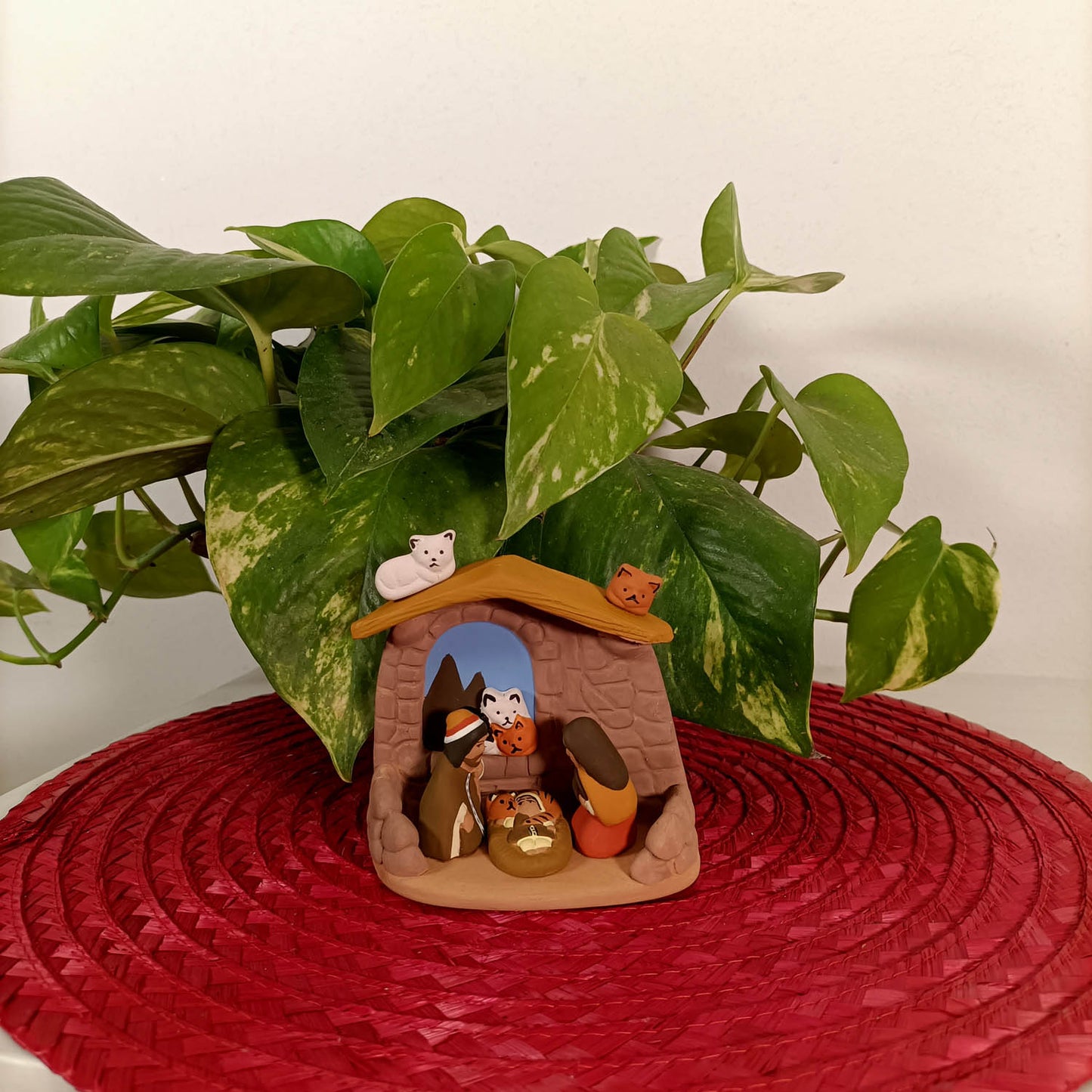presepe compatto in terracotta con piccoli gatti
