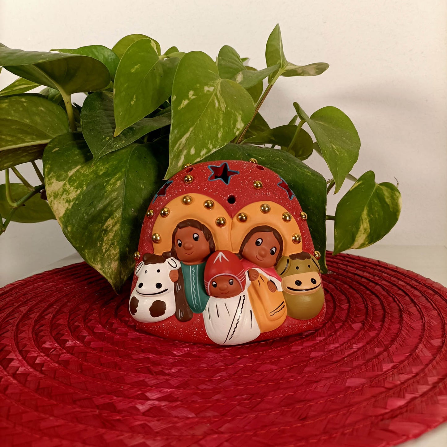 presepe porta lumino in terracotta con perline color oro