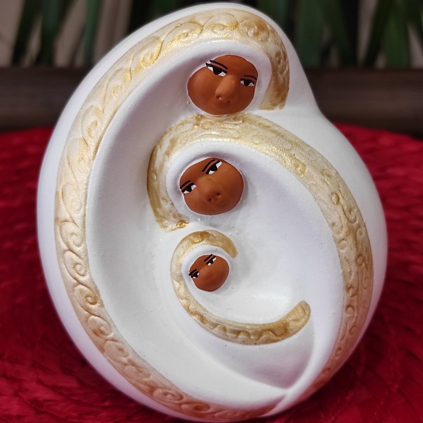 presepe in terracotta con i tre personaggi abbracciati vestiti di bianco e oro completamente fatto e dipinto a mano da artigiani peruviani per altromercato