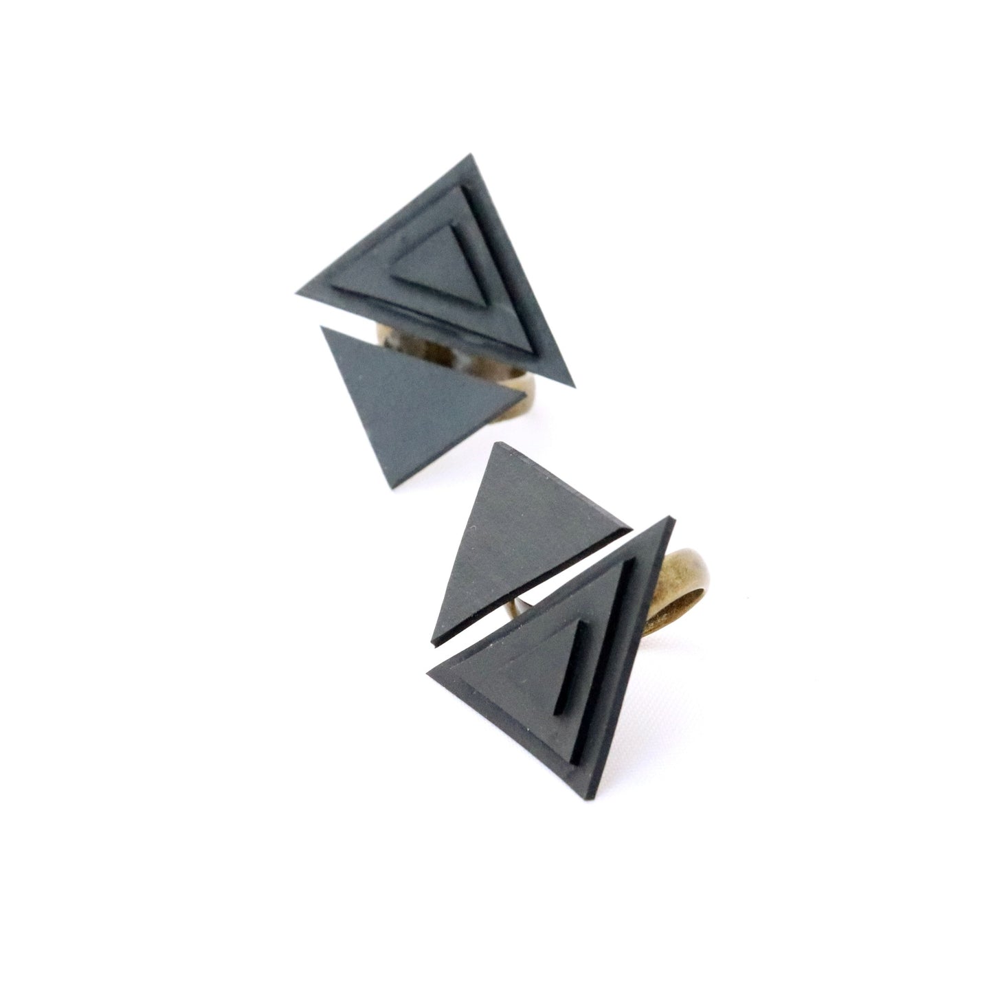 Anello geometrico gomma riciclata artigianato umbro progetto umbriaslowfashion backfromrubbisch ecogioielli fatti a mano anello regolabile