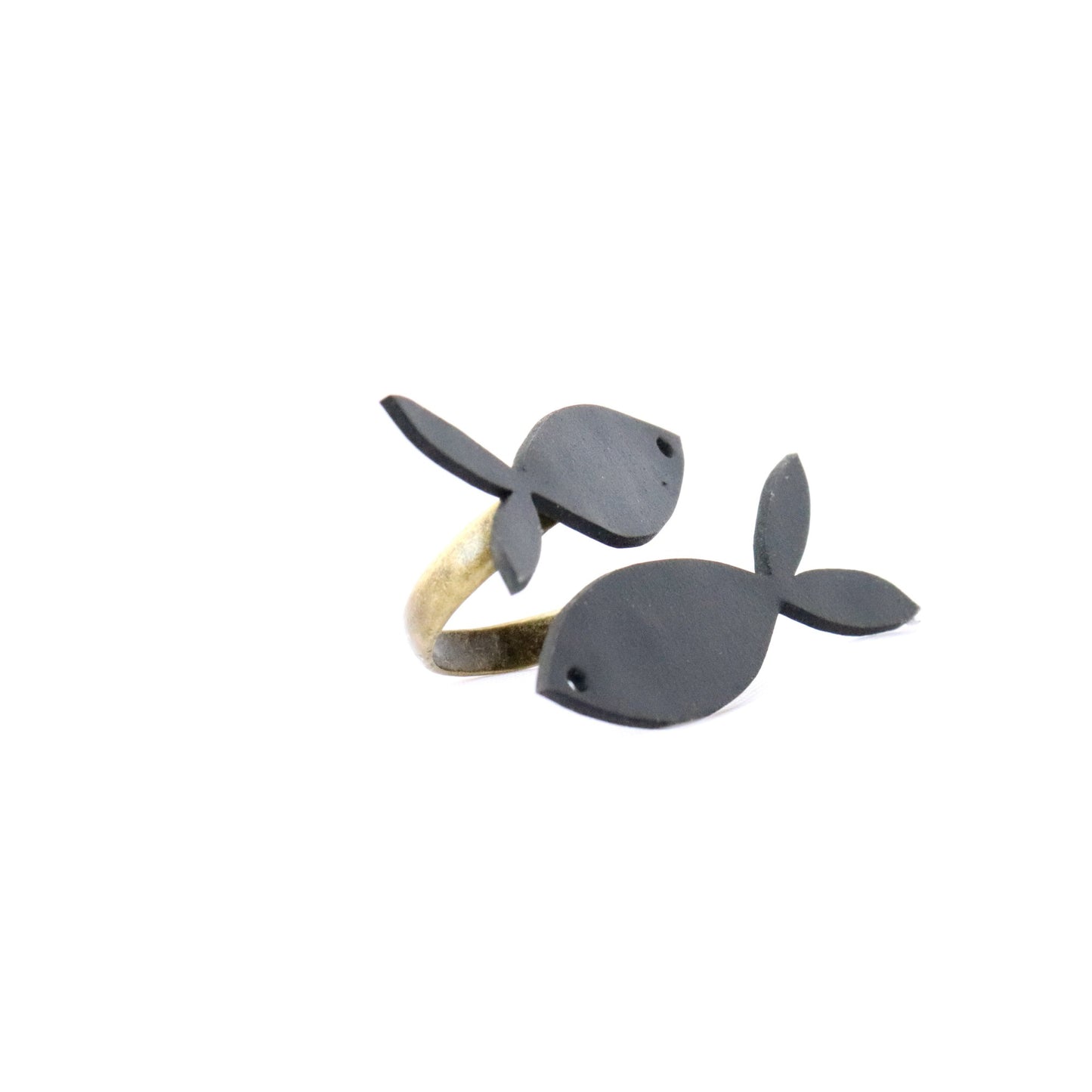 Anello pesci in camera d'aria riciclata artigianato umbro progetto umbriaslowfashion backfromrubbisch ecogioielli fatti a mano anello regolabile