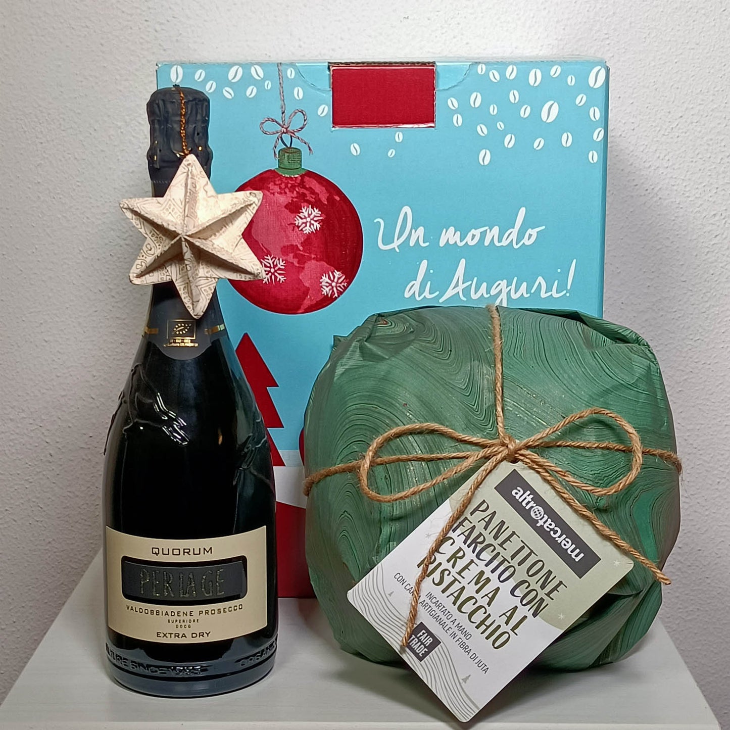 scatola in cartone contenente panettone alla crema di pistacchio e prosecco extra dry