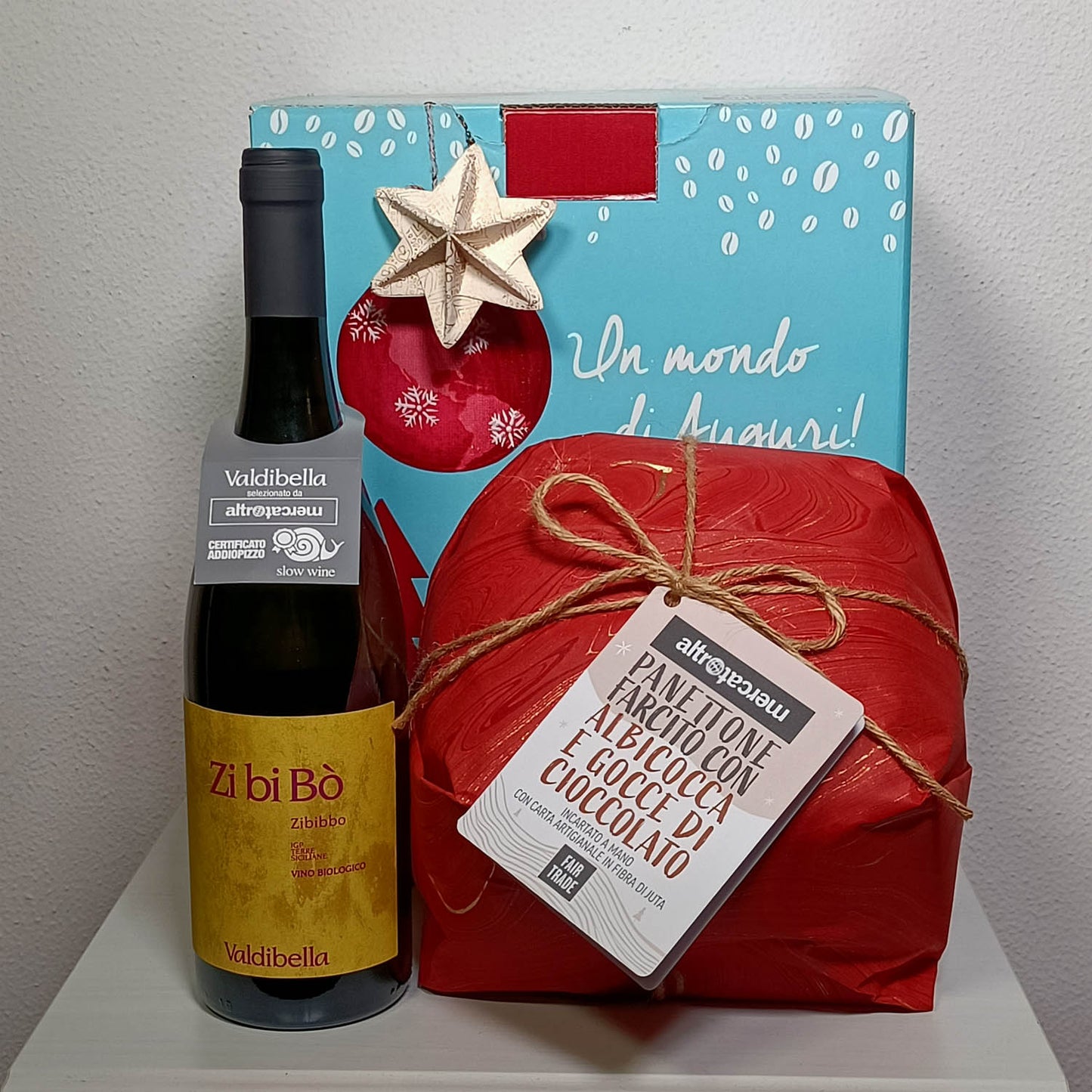 scatola con zibibbo e panettone con albicocche candite