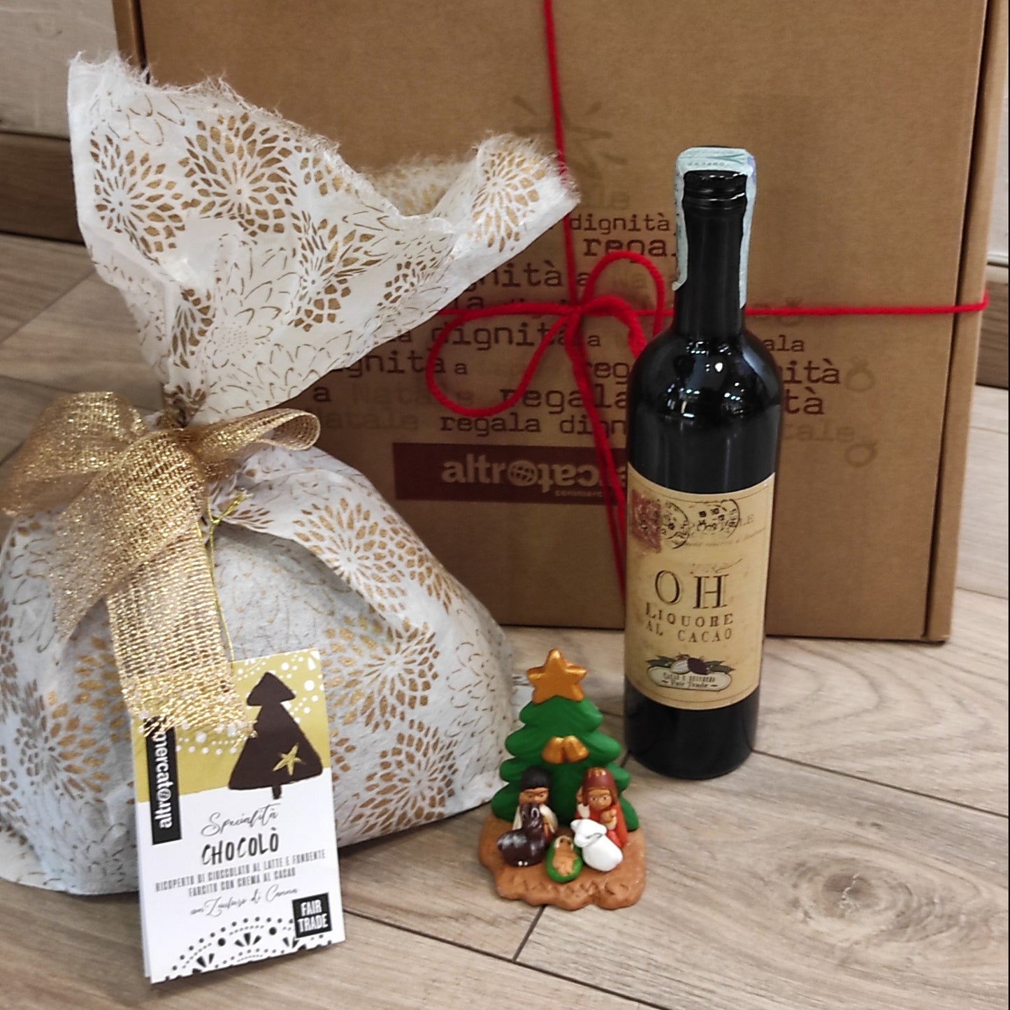 scatola con dolce di natale farcito di cioccolato presepe in terracotta fatto a mano e liquore al cacao i commercio equo e solidale altromercato e quetzal
