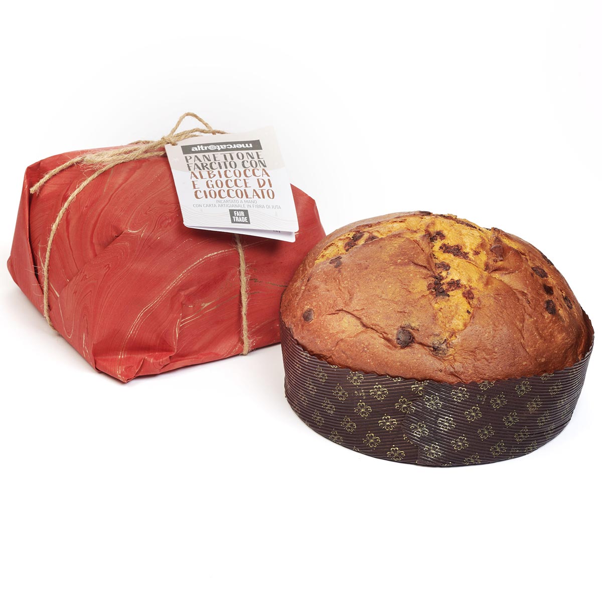 Panettone altromercato farcito con albicocche candite e gocce di cioccolato fondente.