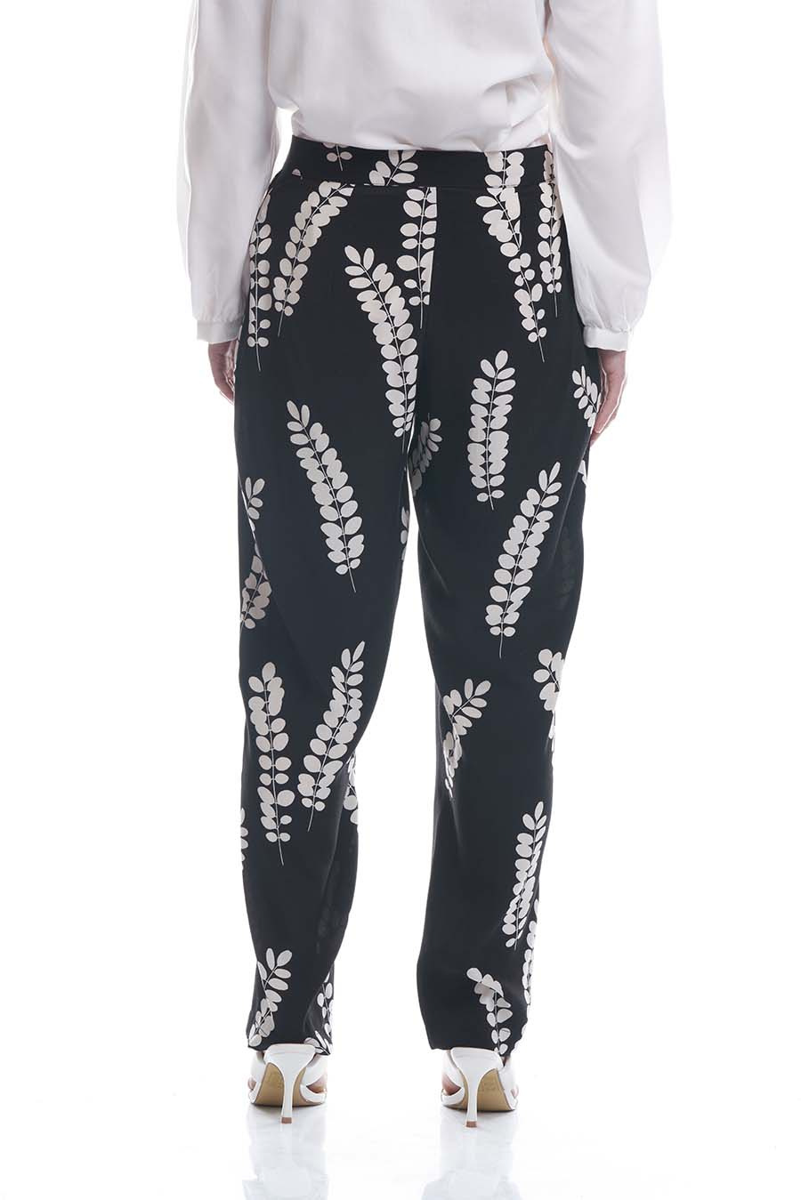 pantalone nero con stampa rami bianchi