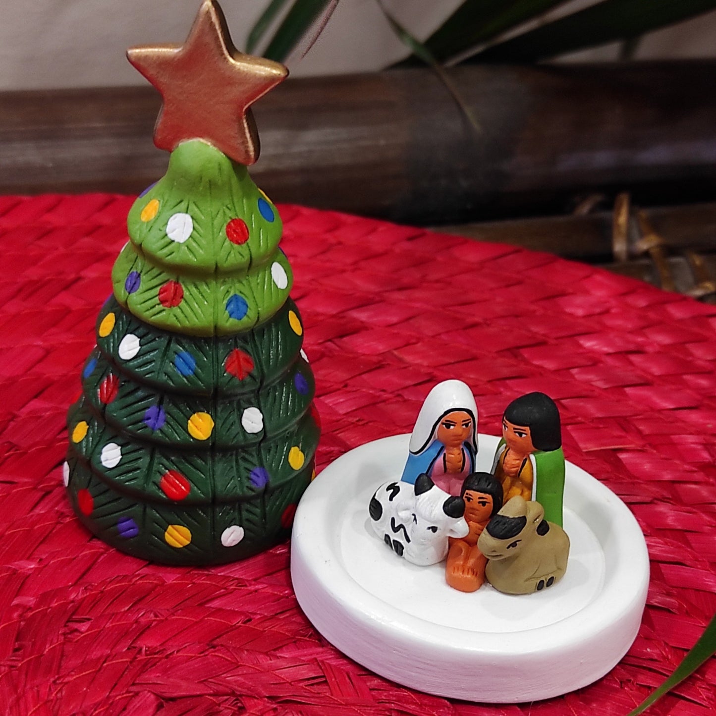 Presepe compatto in terracotta con dolci personaggi che si nascondo sotto un abete Fatto a mano da artigiani in Perù