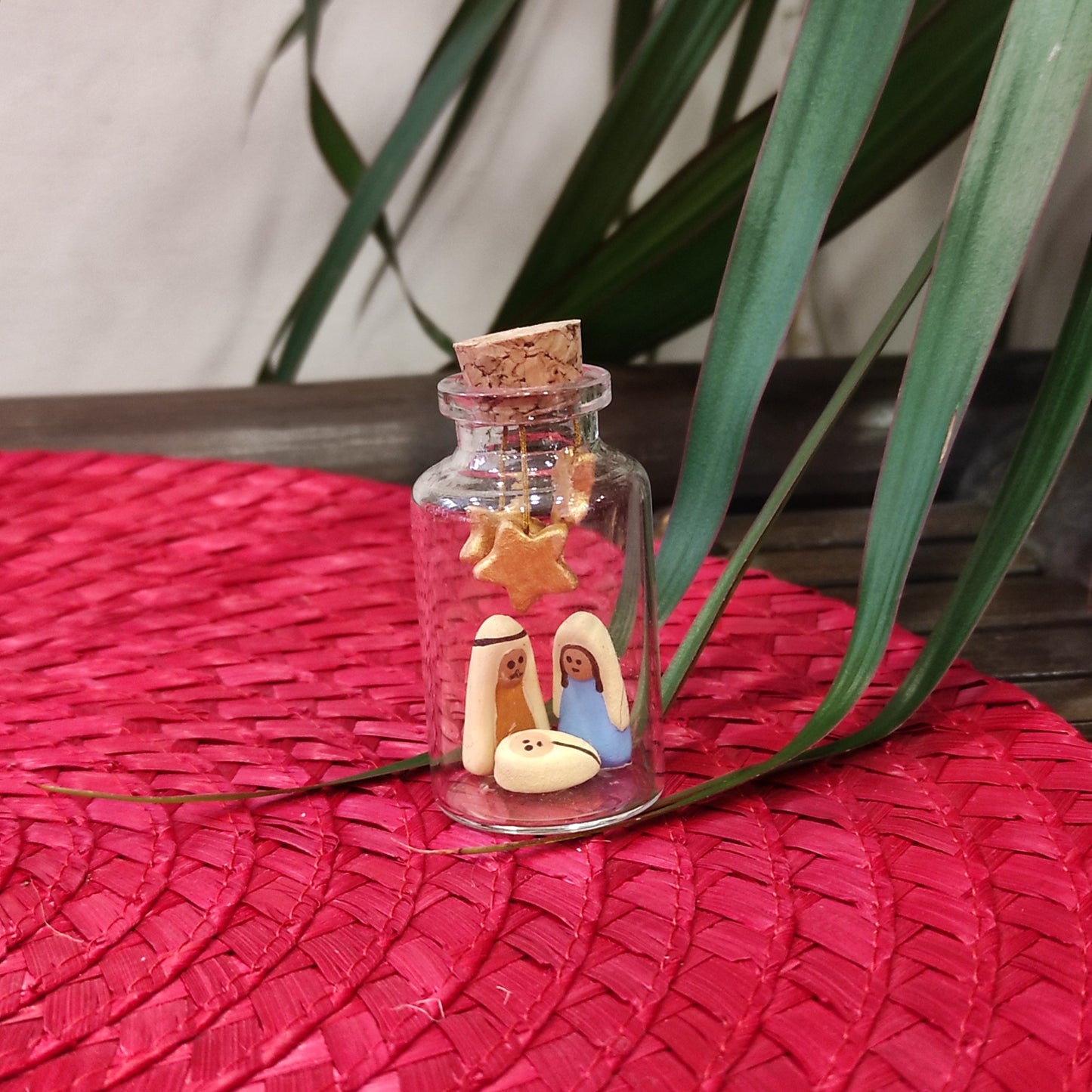 Presepe compatto in terracotta con dolci personaggi racchiusi in una piccola bottiglia di vetro. Fatto a mano da artigiani in Perù