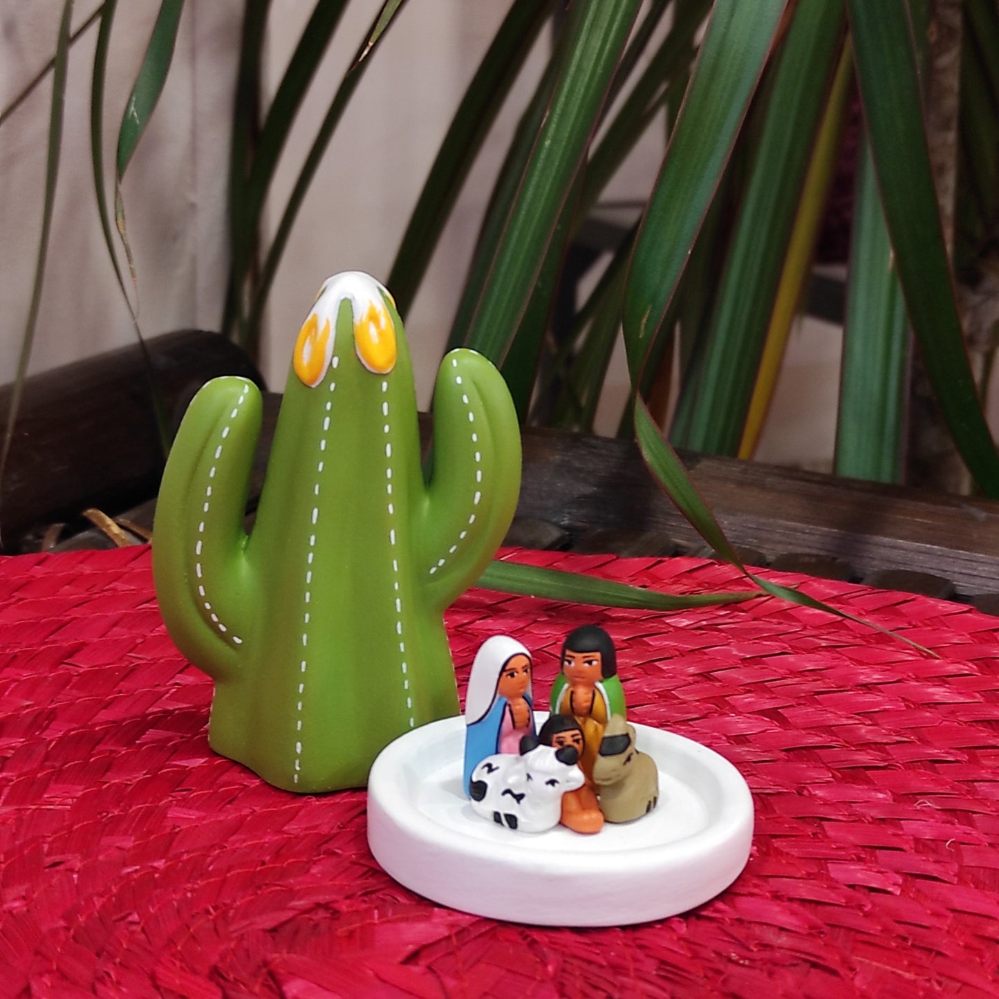 Presepe compatto in terracotta con dolci personaggi che si nascondo sotto un cactus verde. Fatto a mano da artigiani in Perù