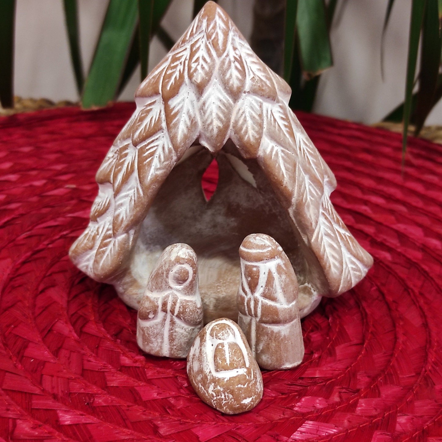 presepe dal mondo fatto in terracotta in Bangladesh con capanna a forma di abete