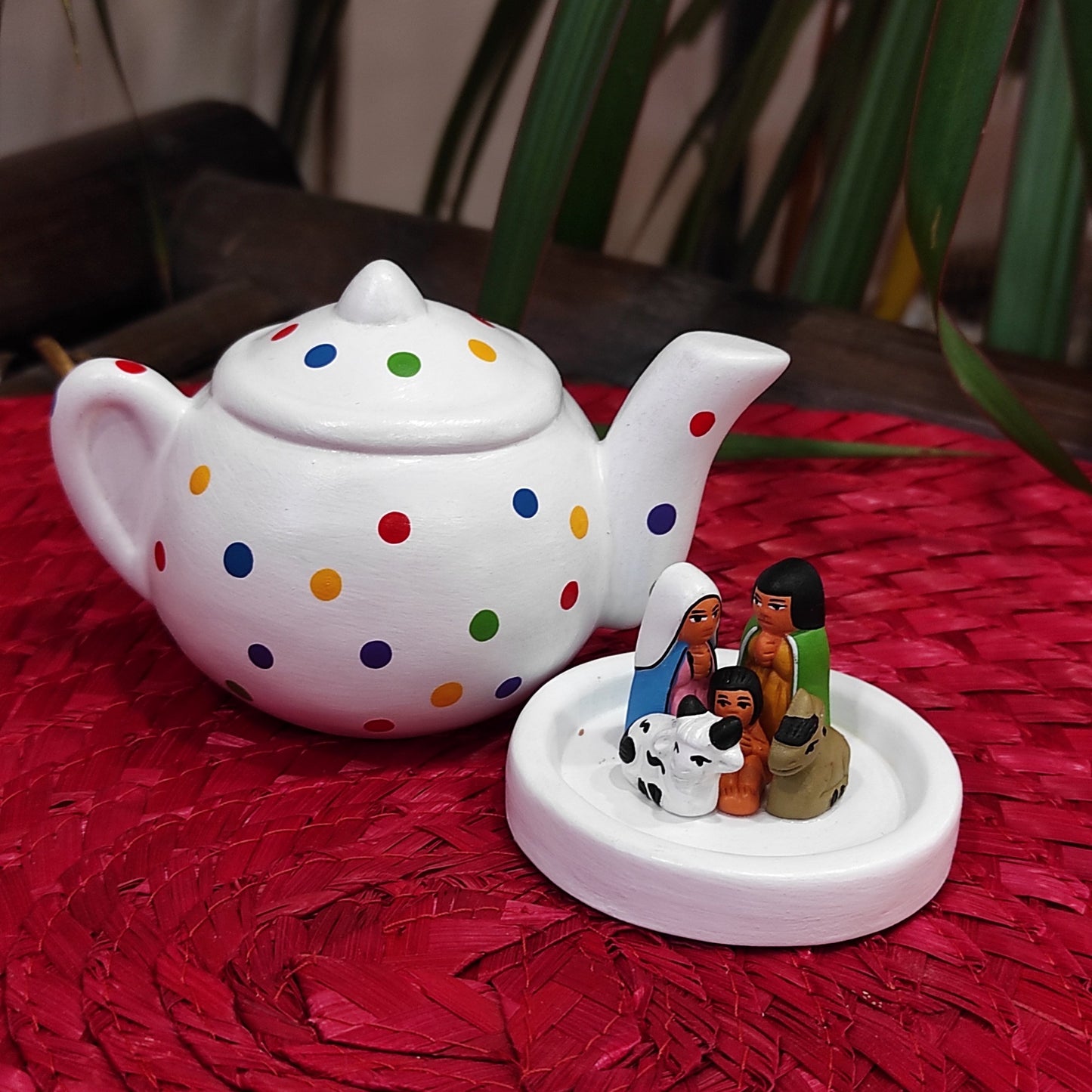 Presepe compatto in terracotta con dolci personaggi che si nascondo sotto una graziosa teiera. Fatto a mano da artigiani in Perù