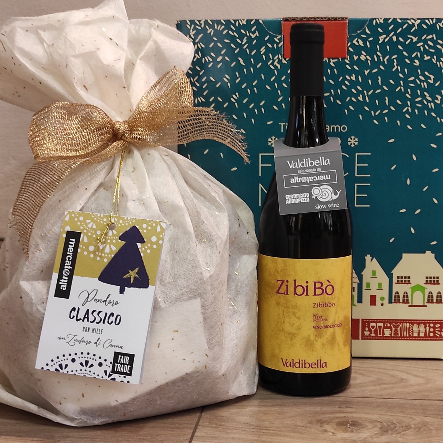 scatola regalo natale con pandoro e zibibò