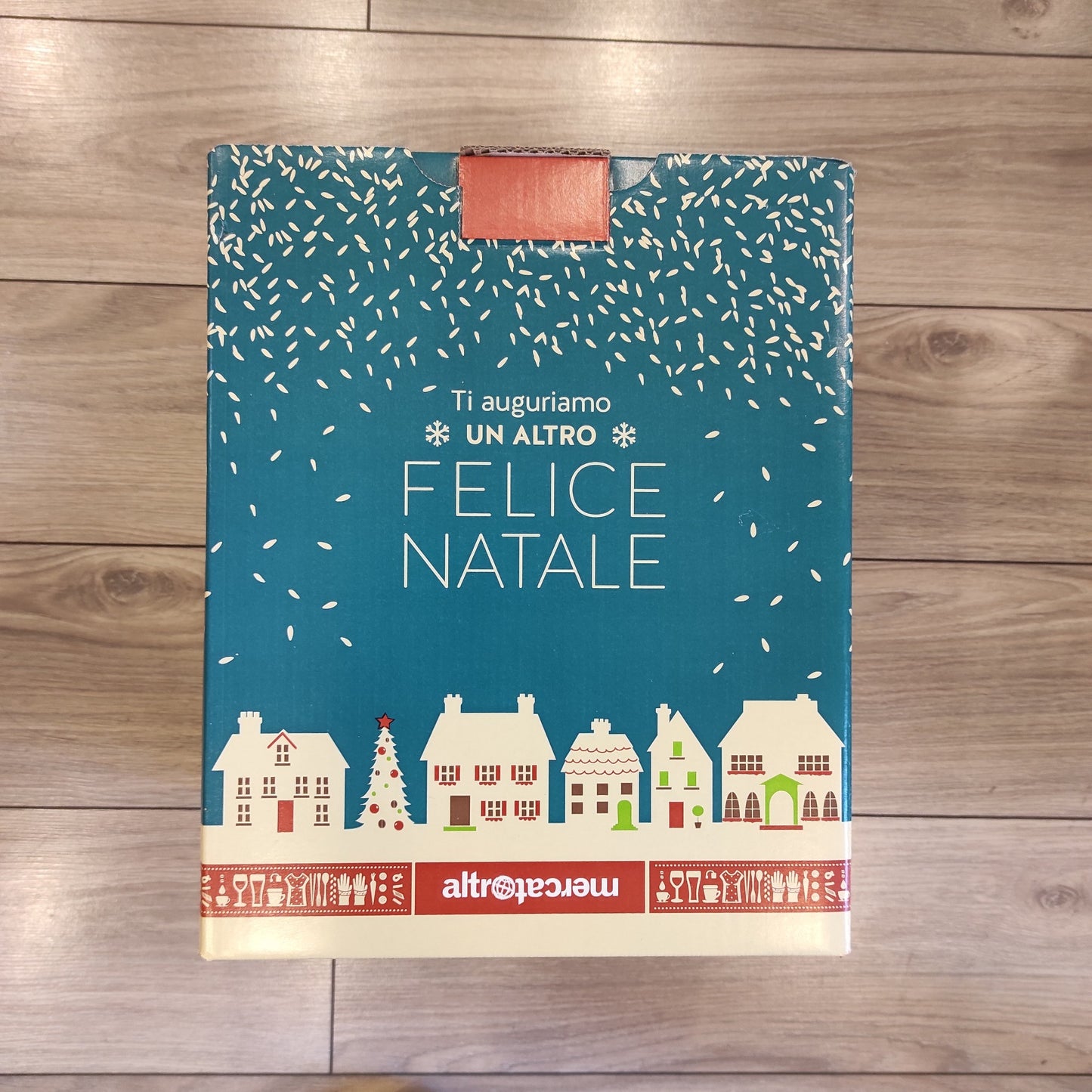 scatola in cartone altromercato per confezionare i pacchi di natale