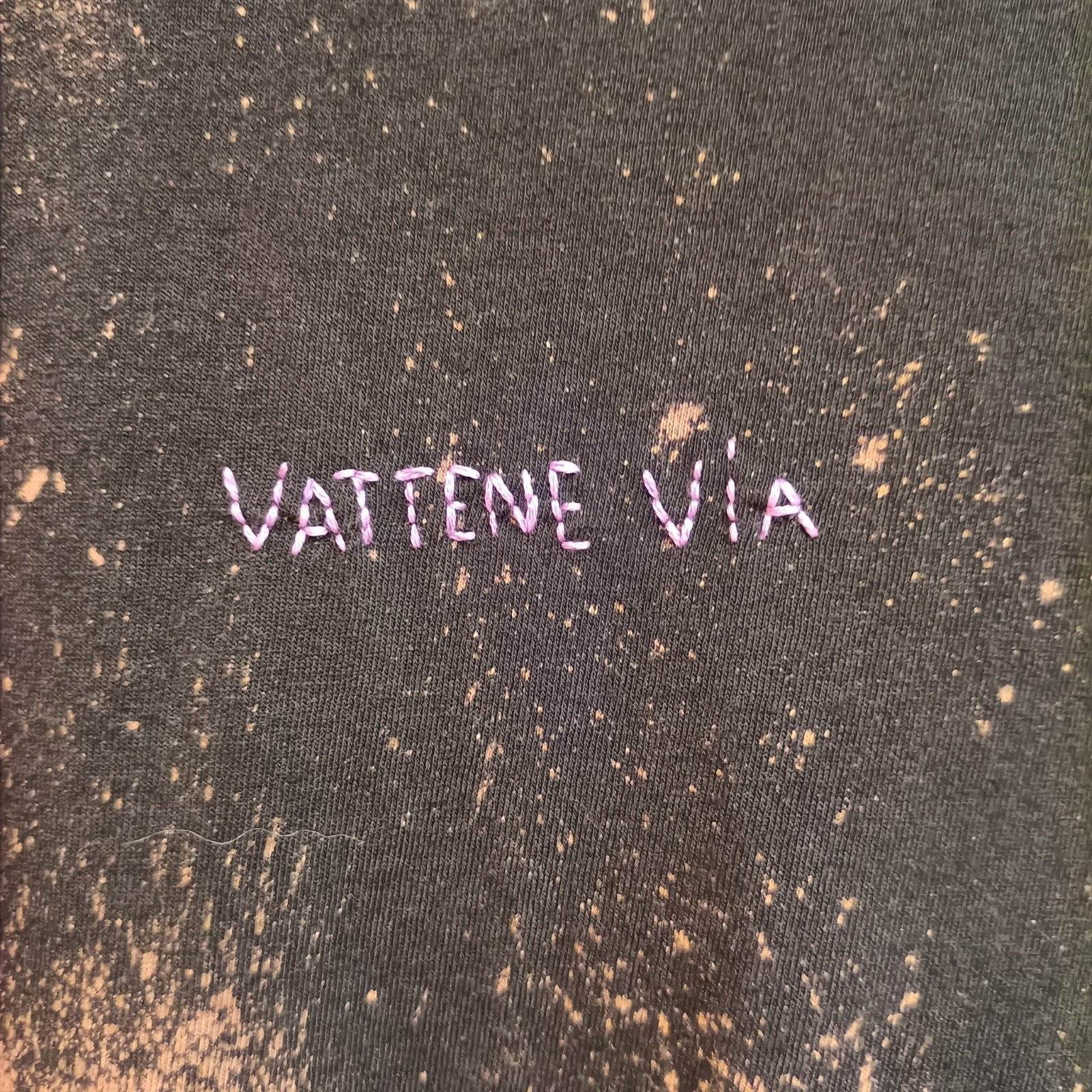 maglietta ricamata a mano con frase: vattene via