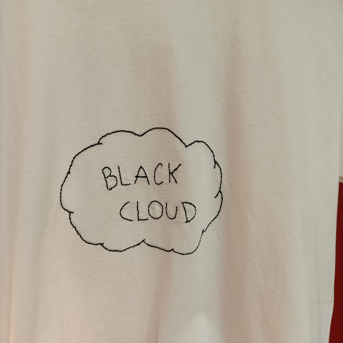 maglietta ricamata a mano con frase: Black cloud