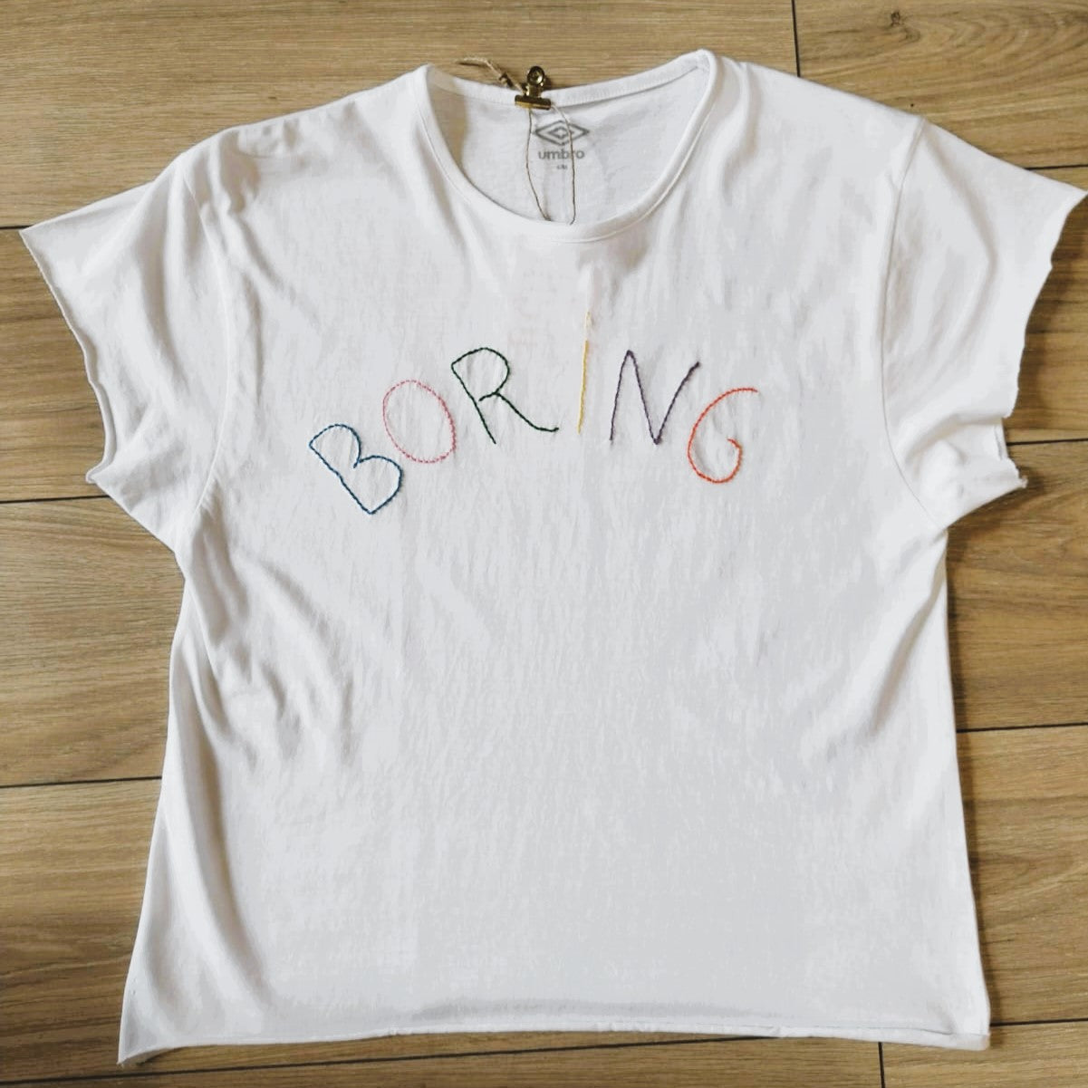 maglietta ricamata a mano con frase: boring