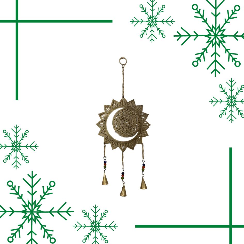 decorazione natalizia etnica a forma di sole e luna con campanelli