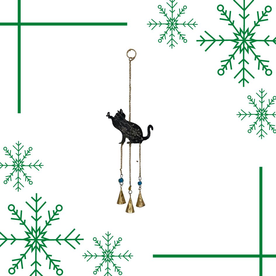 decorazione a forma di gatto che gioca con campanelli in metallo 