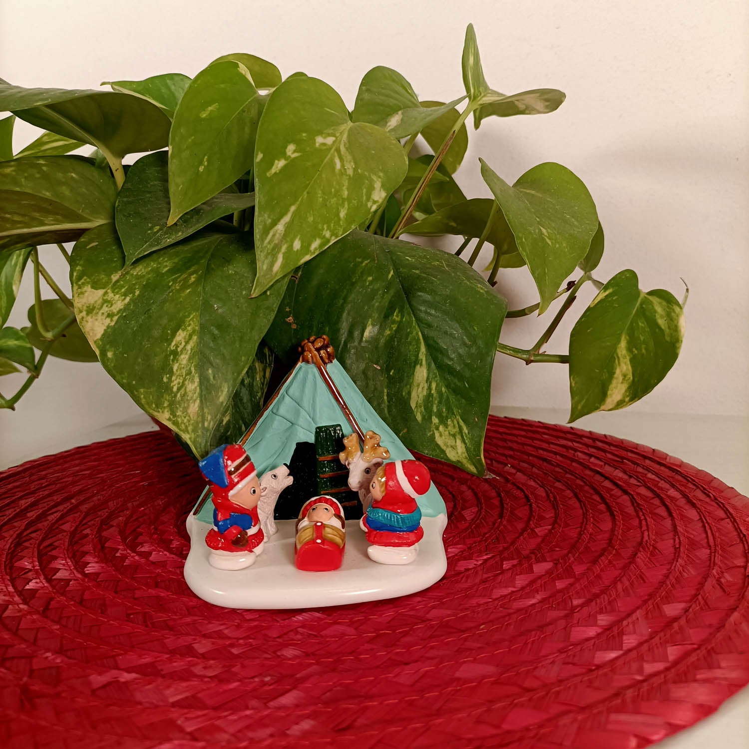 presepe compatto e colorato a tema Lapponia in terracotta