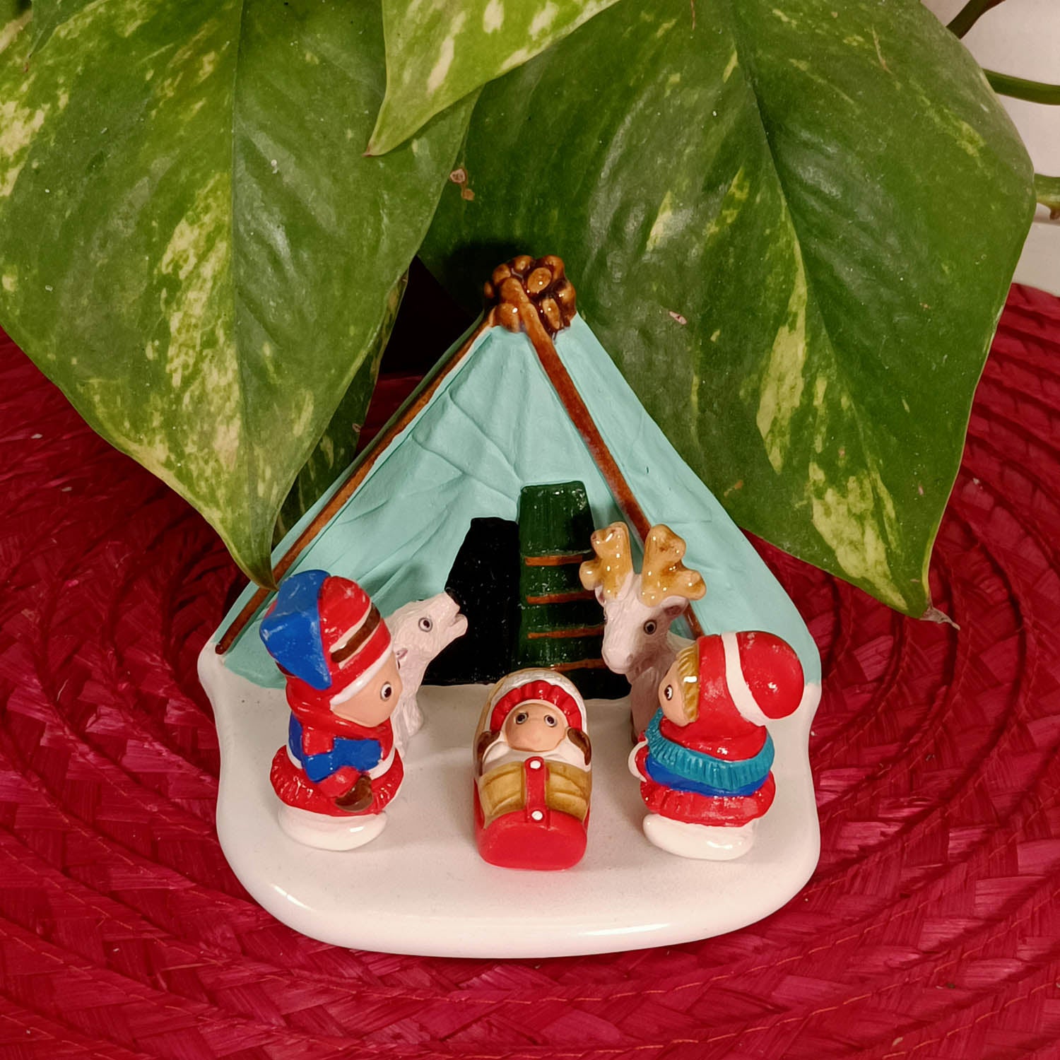 Presepe compatto che rappresenta la natività in Lapponia