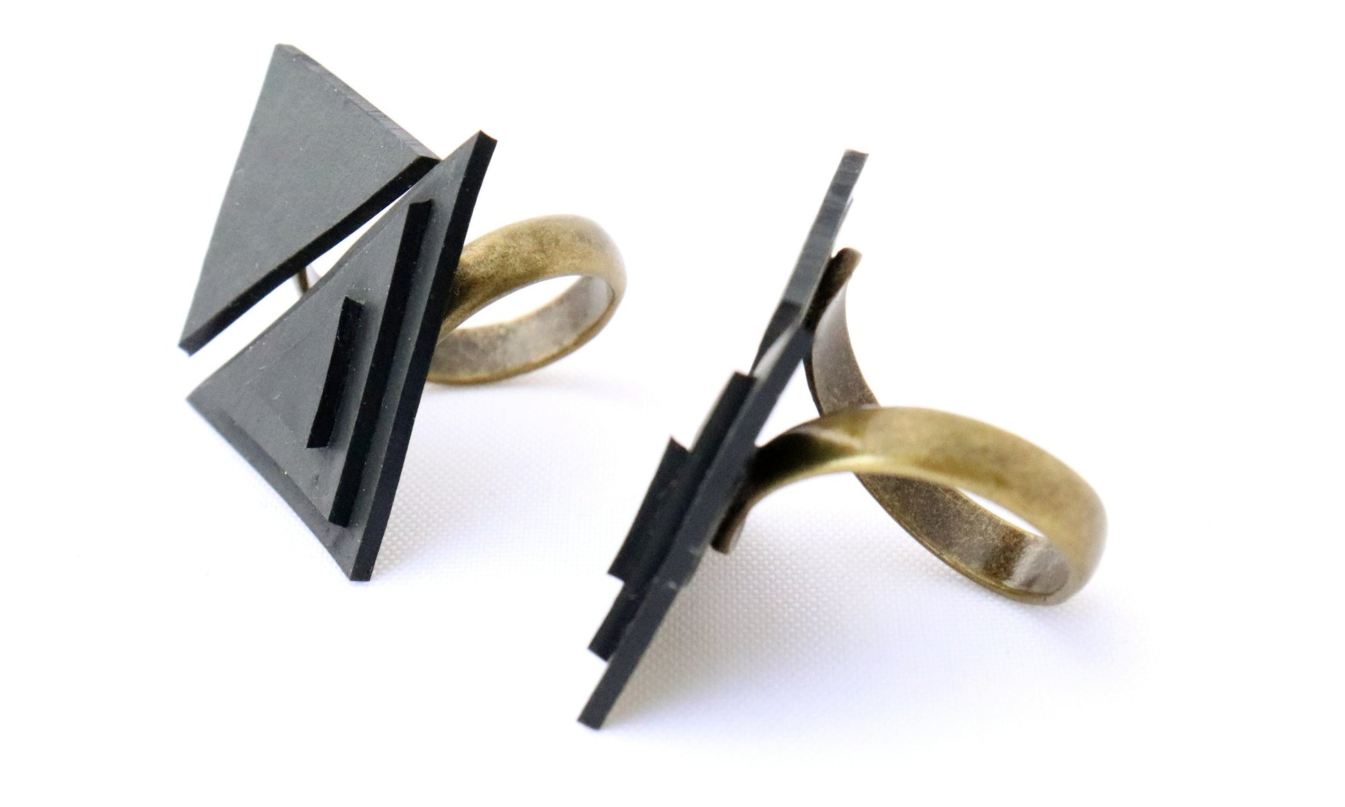 Anello geometrico gomma riciclata artigianato umbro progetto umbriaslowfashion backfromrubbisch ecogioielli fatti a mano anello regolabile