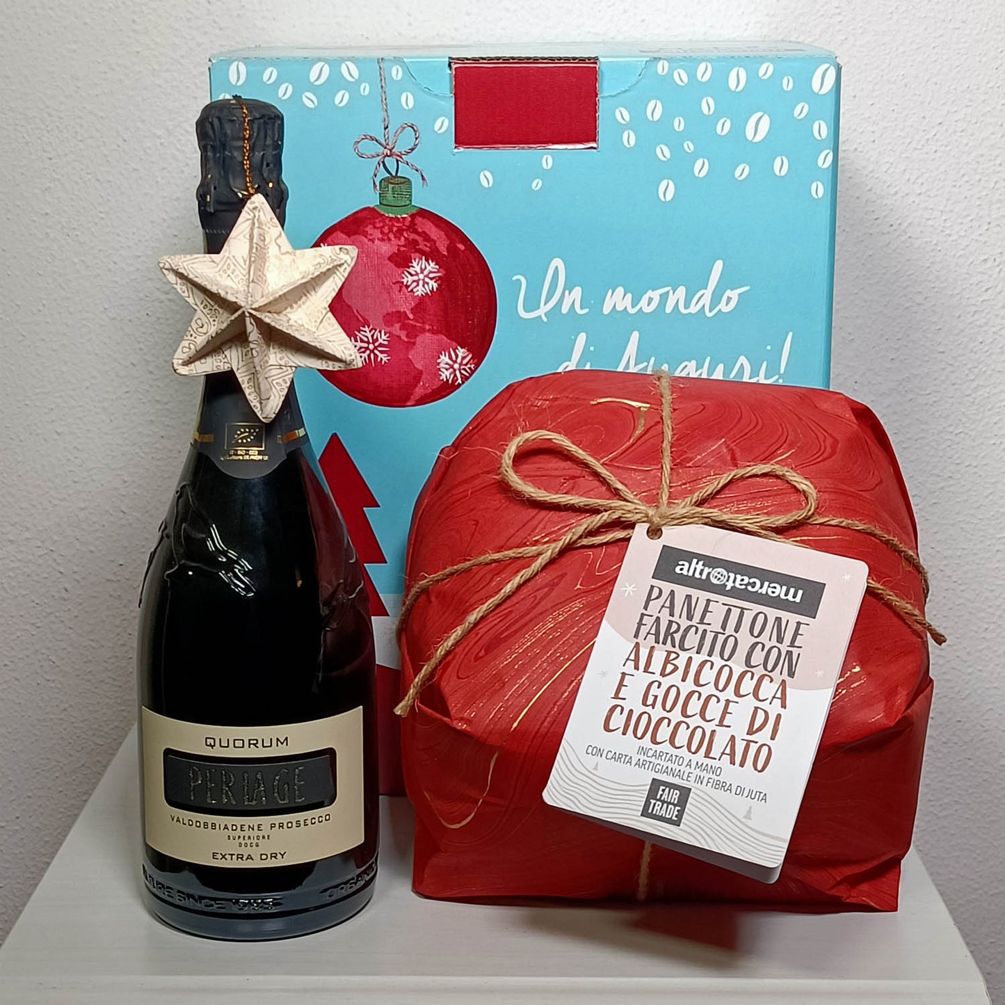 scatola in cartone con proposta natalizia di panettomne con gocce di cioccolato e prosecco superiore