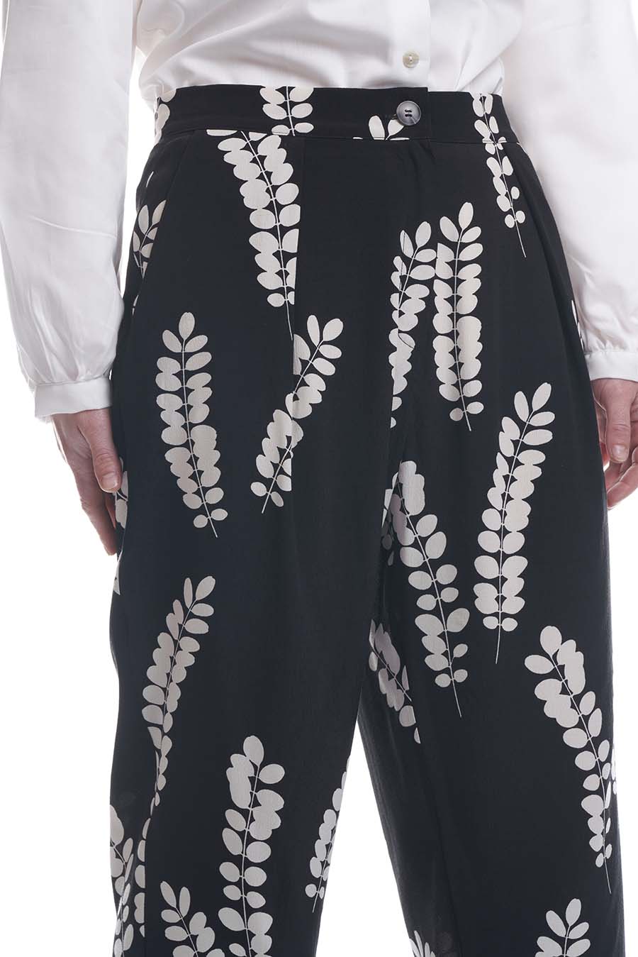 pantalone con pinces e tasche in viscosa nero con stampe bianche