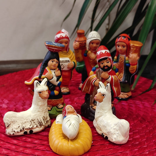 Presepe  dal mondo in terracotta con dolci personaggi fatti e dipinti a mano da artigiani in PerùIspirato agli antichi fasti peruviani riproduce i vestiti e i copricapo tradizionali 