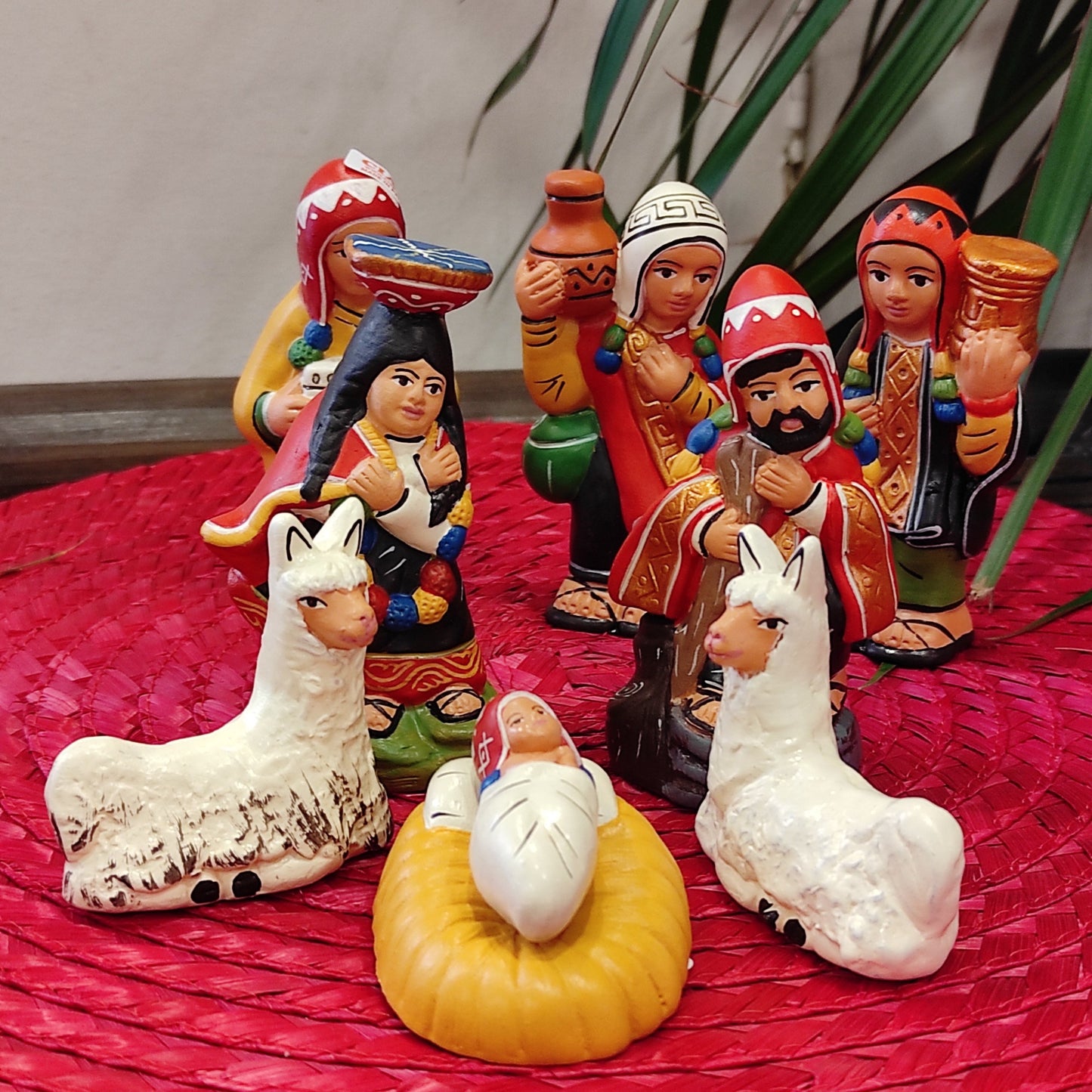 Presepe dal mondo in terracotta con dolci personaggi fatti e dipinti a mano da artigiani in PerùIspirato agli antichi fasti peruviani riproduce i vestiti e i copricapo tradizionali