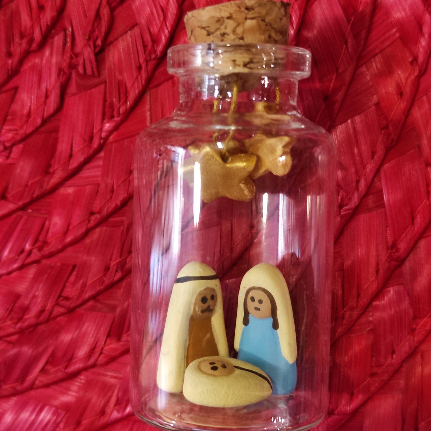 Presepe compatto in terracotta con dolci personaggi racchiusi in una piccola bottiglia di vetro. Fatto a mano da artigiani in Perù