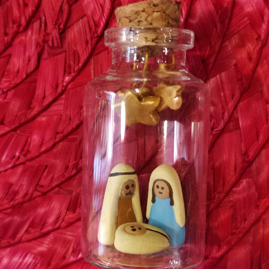 Presepe compatto in terracotta con dolci personaggi racchiusi in una piccola bottiglia di vetro. Fatto a mano da artigiani in Perù