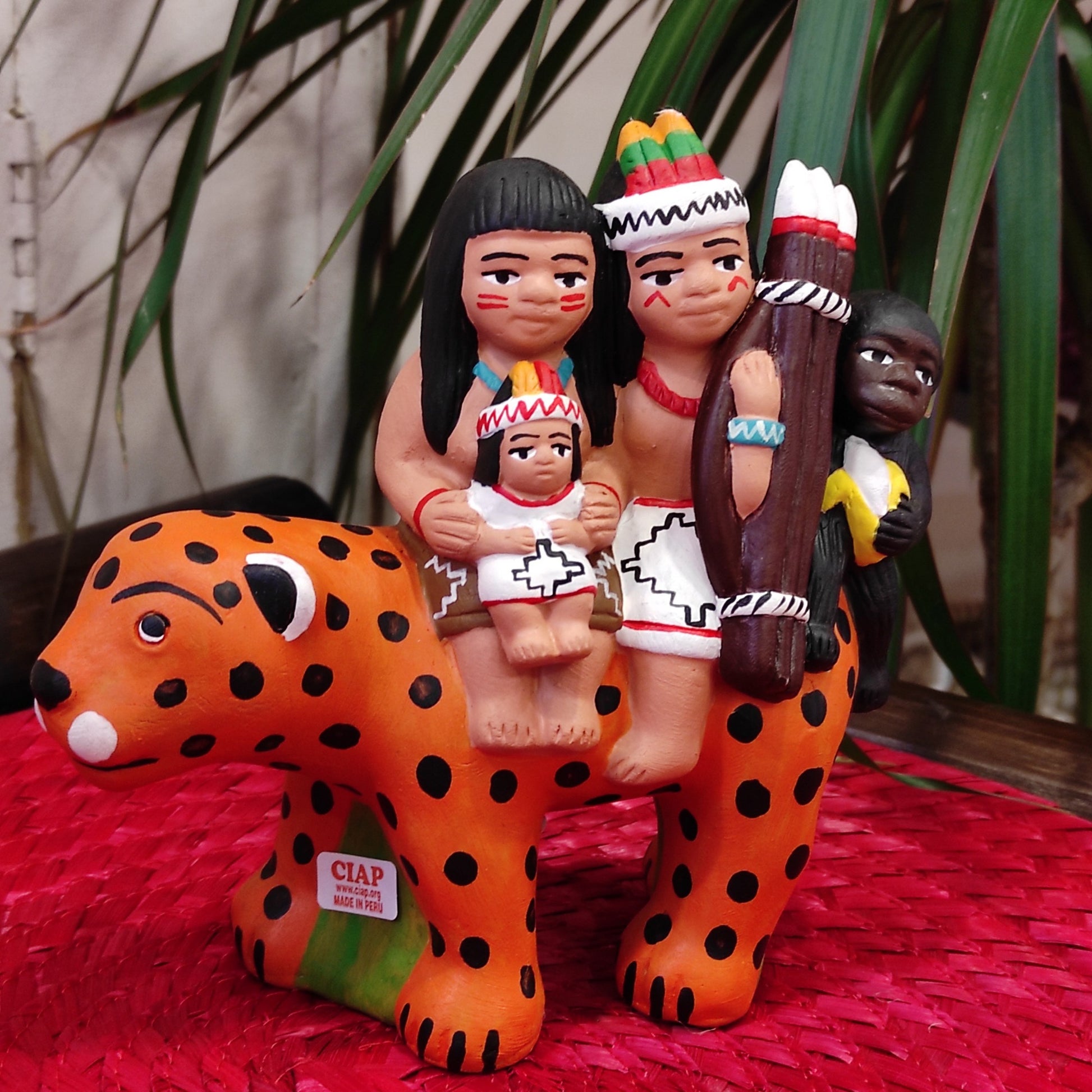 Presepe peruviano in terracotta con dolci personaggi sopra a un grande giaguaro. Fatto a mano da artigiani in Perù