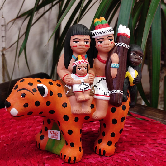 Presepe peruviano in terracotta con dolci personaggi sopra a un grande giaguaro. Fatto a mano da artigiani in Perù