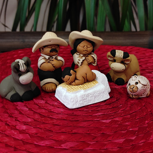 presepe fatto in terracotta con i vestiti tipici messicani fatto da 6 personaggi tutto a mano da artigiani peruviani per il commercio equo e solidale altromercato