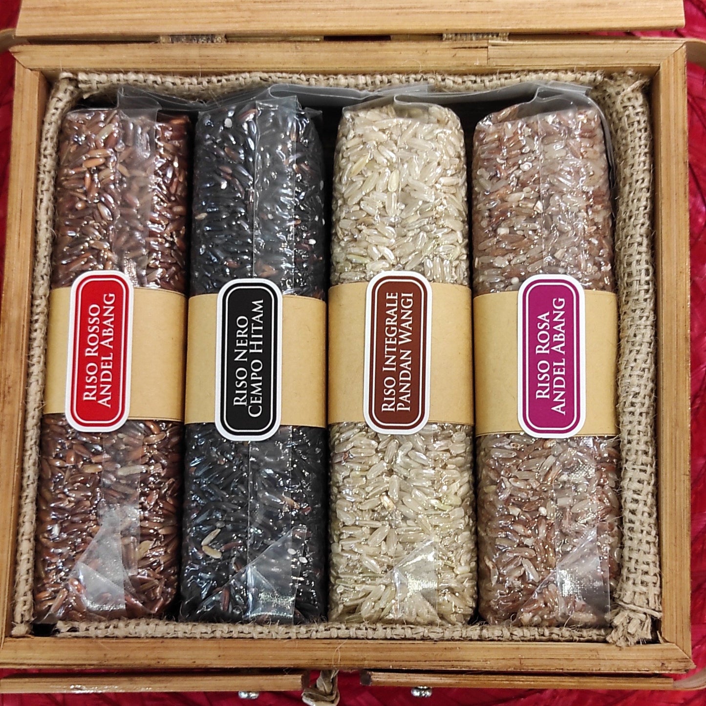 scatola regalo Altraqualità con quattro tipi di riso dall'indonesia